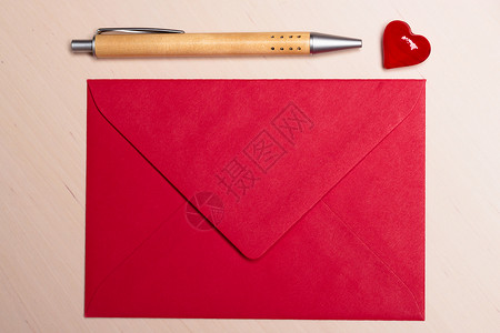 红色空白信封,小心笔木制表情人节卡片,爱情婚礼问候背景图片