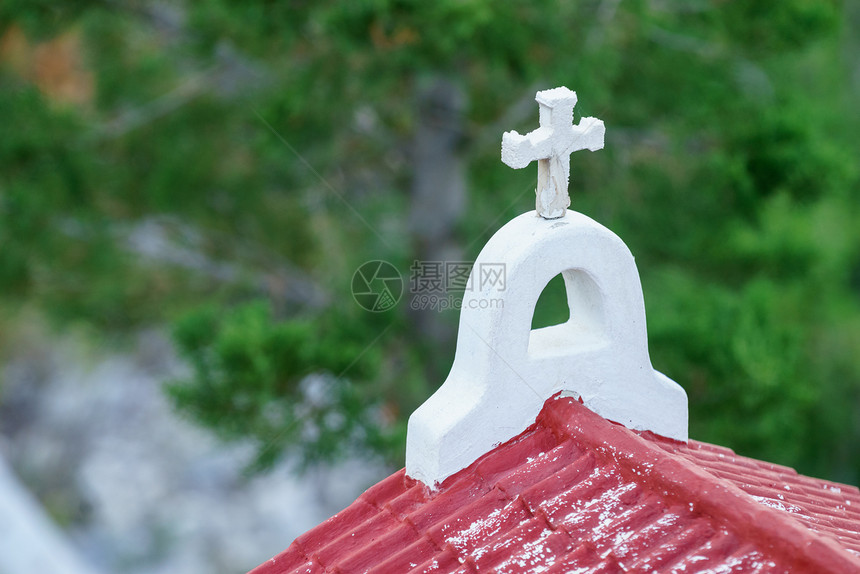 希腊教堂屋顶上的白色十字架欧洲的宗教,传统的建筑希腊教堂屋顶上的白色十字架图片