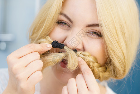 女人用金色的辫子胡子理发,发型趣的女人胡子辫子图片