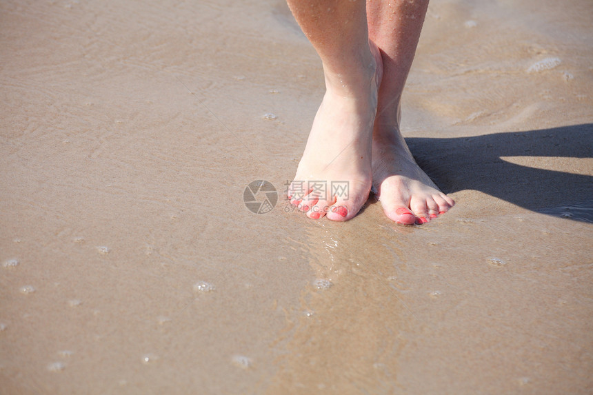 漂亮的腿水里,漂亮的脚趾甲红甲沙滩图片