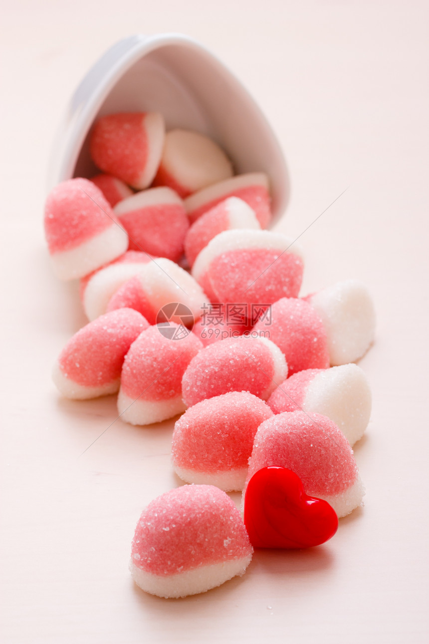 甜食糖粉红色果冻棉花糖白色碗木桌上装饰红色的心爱符号图片