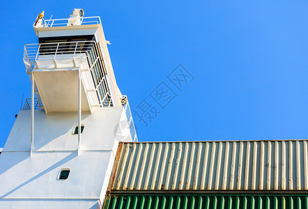 海海上船桥集装箱天空背景的船只的部分船桥集装箱高清图片