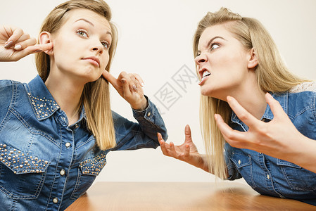两个女人争论着嘲笑方生气女人诉说,无知的两个女人争论打架背景图片