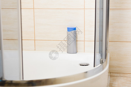 淋浴托盘与干净的瓷砖可识别的洗涤洗涤剂浴室用品淋浴托盘与洗涤剂背景图片