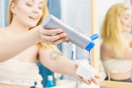 女人把紫色的染发剂洗发水墨粉倒进白色的碗里卫生象妇女倒紫色染发剂洗发水背景图片