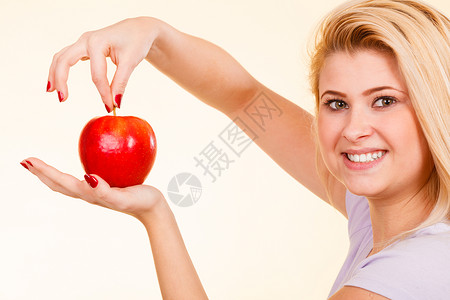 水果,食物,维生素来源,良好的健康营养观念快乐的女人着美味的红苹果正要咬人快乐的女人着美味的红苹果背景图片