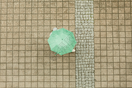 天气自然大气保护放松理念带雨伞的人人雨中行走,用伞遮住自己背景图片