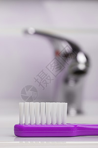 牙科保健健康特写紫罗兰刷牙刷浴室的水槽,水龙头背景图片