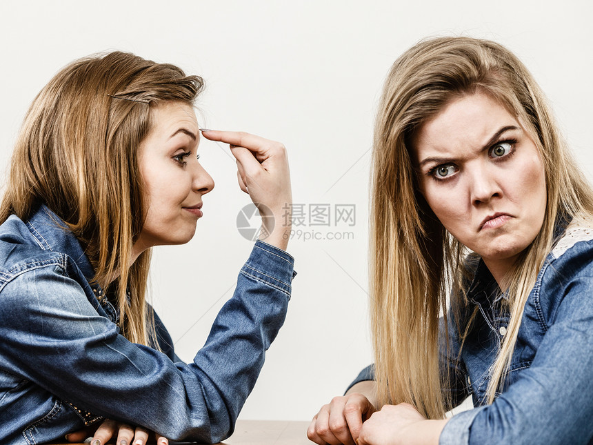 两个女人争论着嘲笑方生气女人诉说,无知的两个女人争论图片