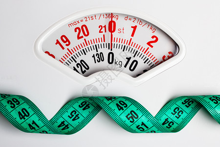 节食减肥瘦身白色重量秤上的特写测量磁带图片