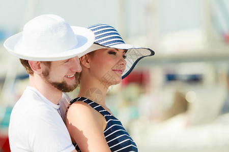 旅游人的度假的轻游客夫妇站码头的船前图片