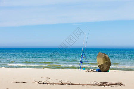 钓鱼竿帐篷独自留海边阳光明媚的夏季天气海边的钓鱼竿帐篷图片