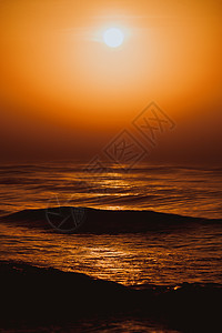 令人惊叹的彩色红色日落黄昏的海平线上宁静的场景自然背景风景美丽的红色日落海上背景图片