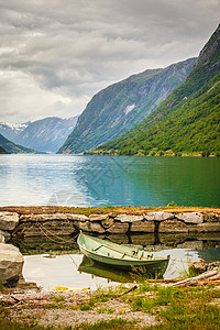 蓝色水上的小停泊船,峡湾山脉景观,挪威欧洲小船水上,挪威峡湾图片