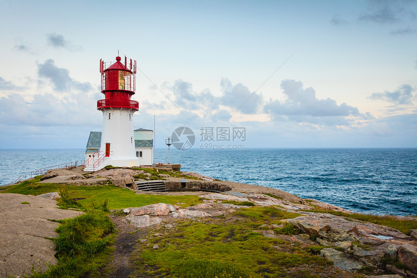 历史上红色白色灯塔岩石海岸边缘,南挪威,林德斯尼斯FYR信标挪威的林德斯尼斯灯塔图片