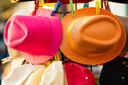 夏季帽子出售户外的市场摊位图片