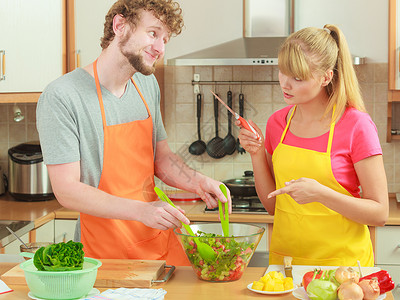健康饮食,素食,烹饪,饮食人的夫妇厨房家准备饭菜,混合新鲜蔬菜沙拉图片