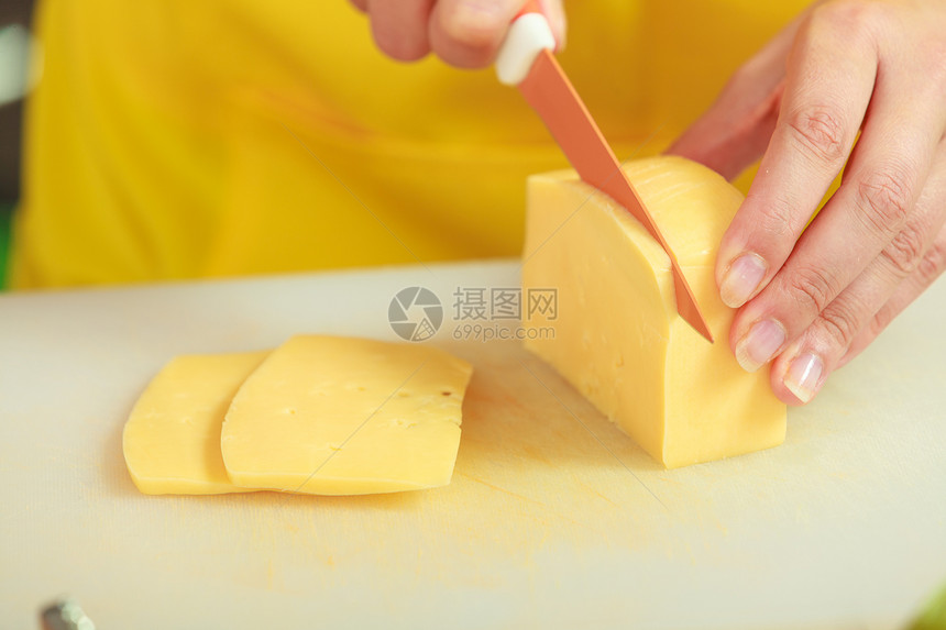 烹饪,食物家庭女人手切块奶酪厨房板上靠近图片