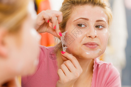 皮肤角质部干燥皮肤身体护理,色治疗家的女人脸上除凝胶剥离膜女人脸上剥凝胶膜背景
