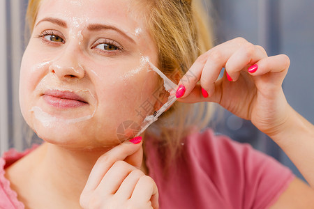 皮肤角质部干燥皮肤身体护理,色治疗家的女人脸上除凝胶剥离膜女人脸上剥凝胶膜背景
