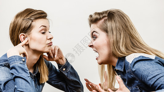 两个女人争论着嘲笑方生气女人诉说,无知的两个女人争论背景图片