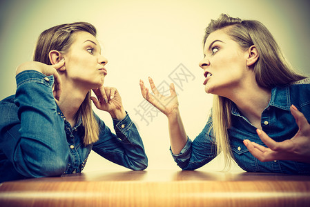 两个女人争论着嘲笑方生气女人诉说,无知的两个女人争论打架背景图片