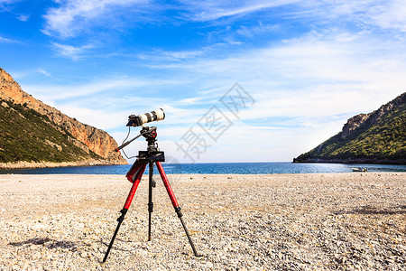 专业照片集相机与镜头大三脚架上拍摄自然,希腊海滩相机与镜头三脚架,希腊海滩背景图片