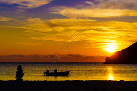 锚定的风景日出日落海上,船锚海湾,希腊海上的日出日落背景