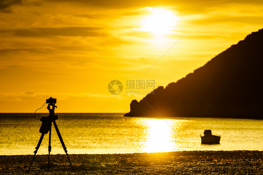 专业相机拍摄风景橙色日出日落海上,希腊佩罗蓬尼斯相机拍摄日出海上图片