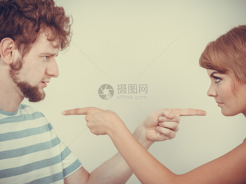 冲突坏关系的两个人互相指指点点图片
