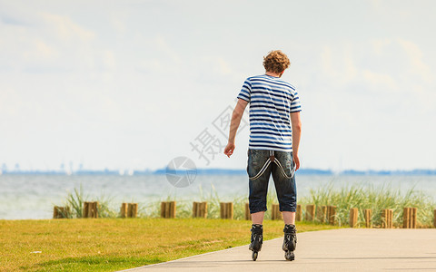假期,积极的生活方式自由轻的健康男子溜冰鞋骑户外的海边,家伙晴天溜冰图片