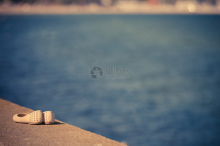 海边的米色女夏季鞋鞋类海上海岸的夏季女鞋图片