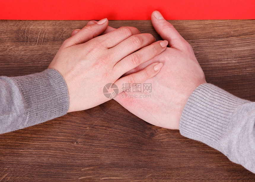 安全保障爱情浪漫家庭观念两个人牵着手轻夫妇地板上流露出感情两个人牵手图片
