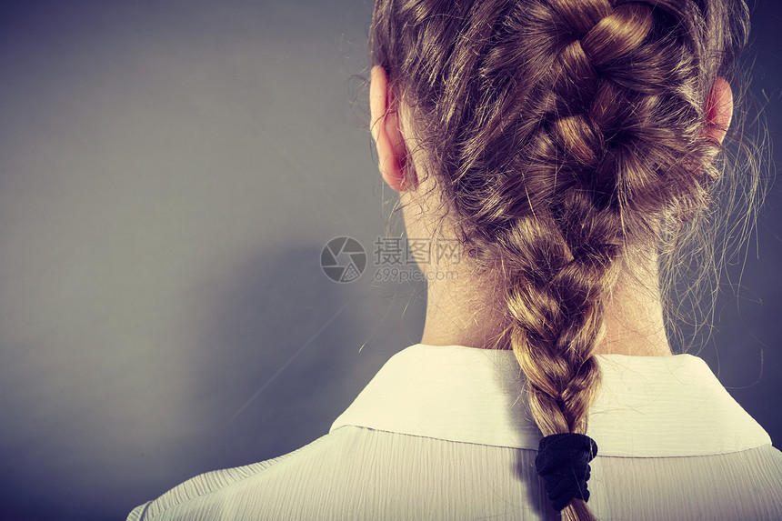 发型发型背的金发女人长着优雅的辫子美丽的头发的女孩金发辫子的女人的背景图片