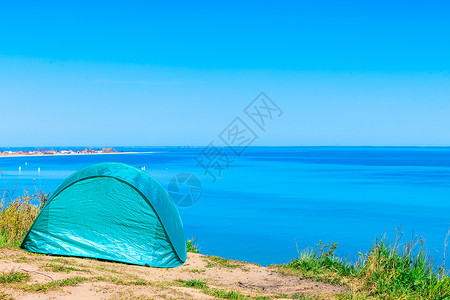旅游娱乐活动小绿色帐篷自然区域被草甸水海湖包围自然区域的旅游帐篷图片