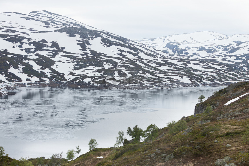 挪威徒步旅行区,风景优美的山脉景观,山丘冰湖挪威风景优美的山脉冰湖图片