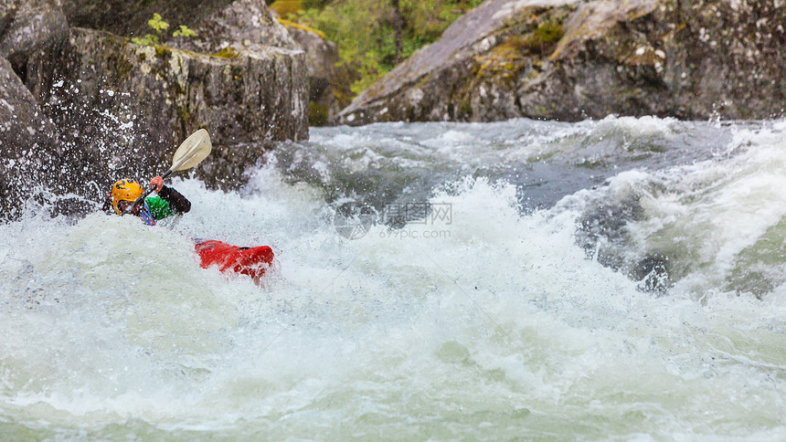 斯堪的纳维亚体育人们崎岖的河流中极端的白水山独木舟极端的白水山独木舟图片