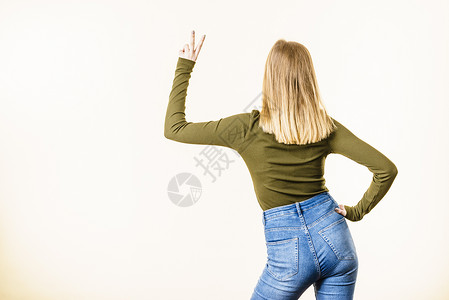 白色背景上金发的女人的后视图平,用手指良好的积极手势女人的后视图平手势背景图片