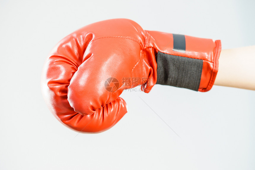 无法辨认的运动女戴着红色拳击手套录音室黑暗背景下拍摄戴拳击手套的女人图片