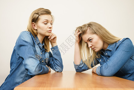 两个女人争论着嘲笑方生气女人诉说,无知的两个女人争论打架图片