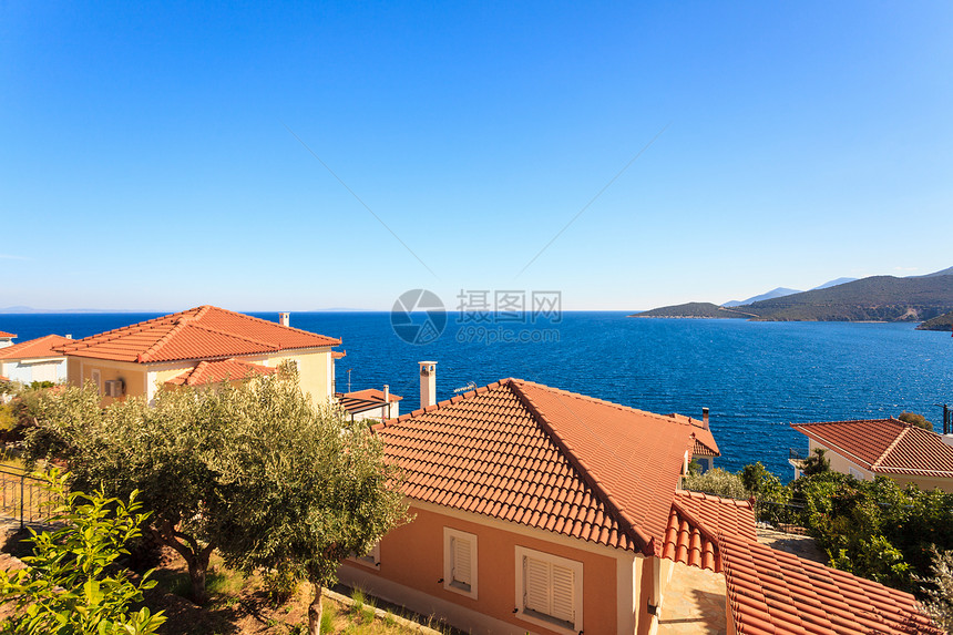 高角度看海边希腊小镇的房屋屋顶希腊,地中海建筑希腊海边的屋顶图片