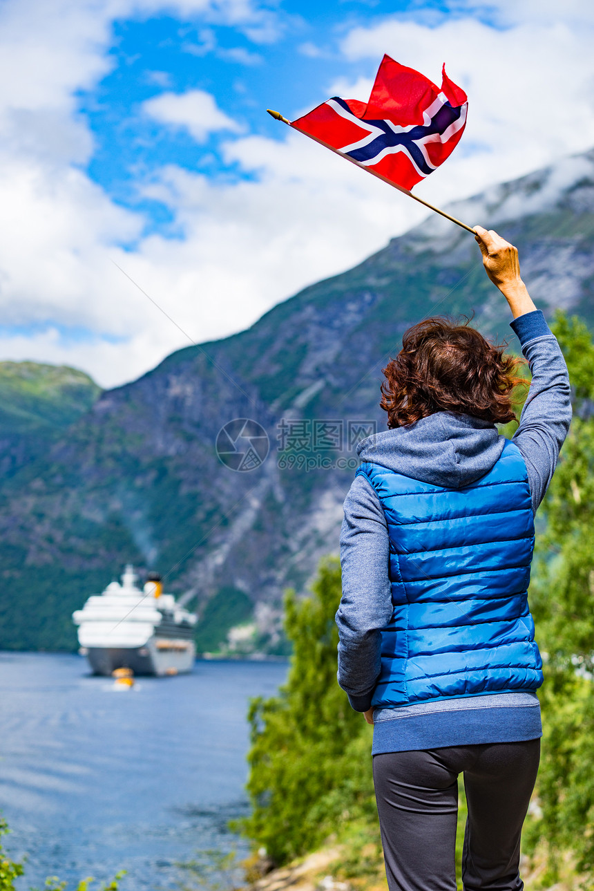 挪威的女游客,乘坐游轮欣赏峡湾Geirangerfjord景观巡航度假旅行带挪威渡船的游客峡湾图片