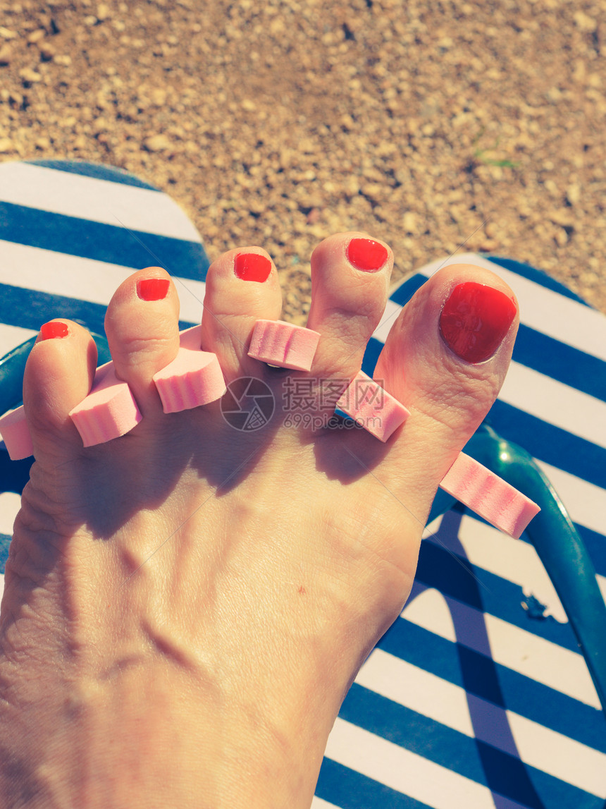 暑假里,女人直等着,直她的脚的女人脚趾分离的女修脚后擦干指甲油的女图片