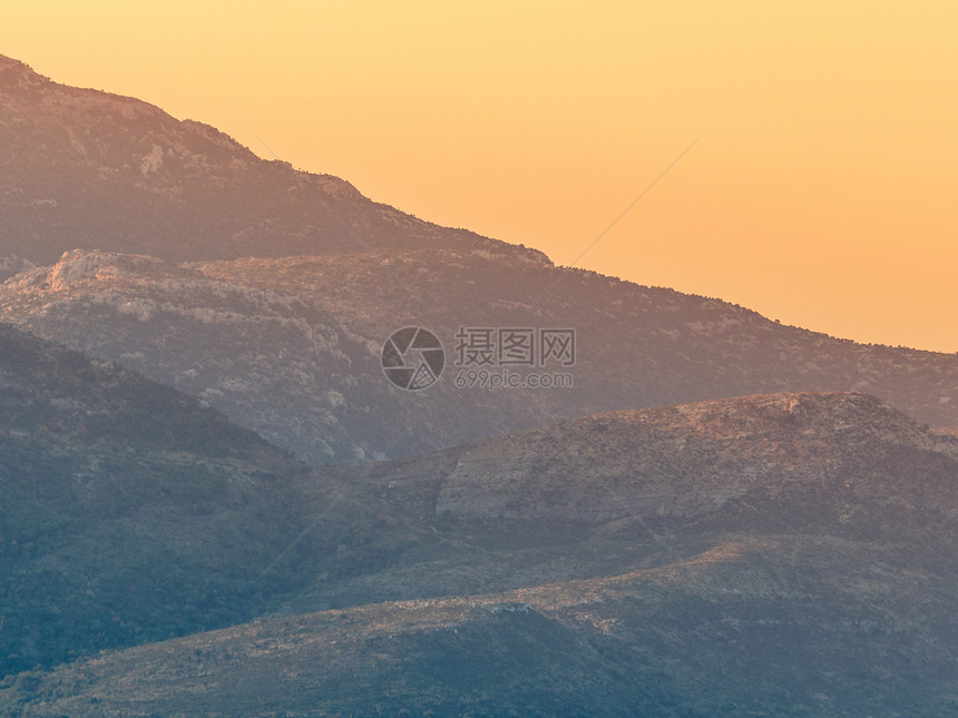 巨大的山着夏天的日落天空美丽希腊的自然山崖抗天空日落图片