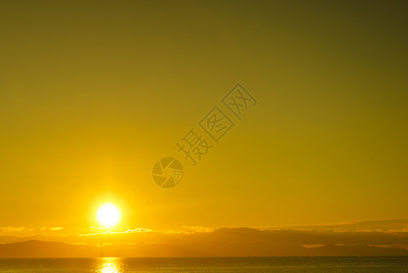 希腊海岸线清晨太阳升,希腊佩罗奔尼撒美丽的风景自然风光日出时的希腊海岸图片