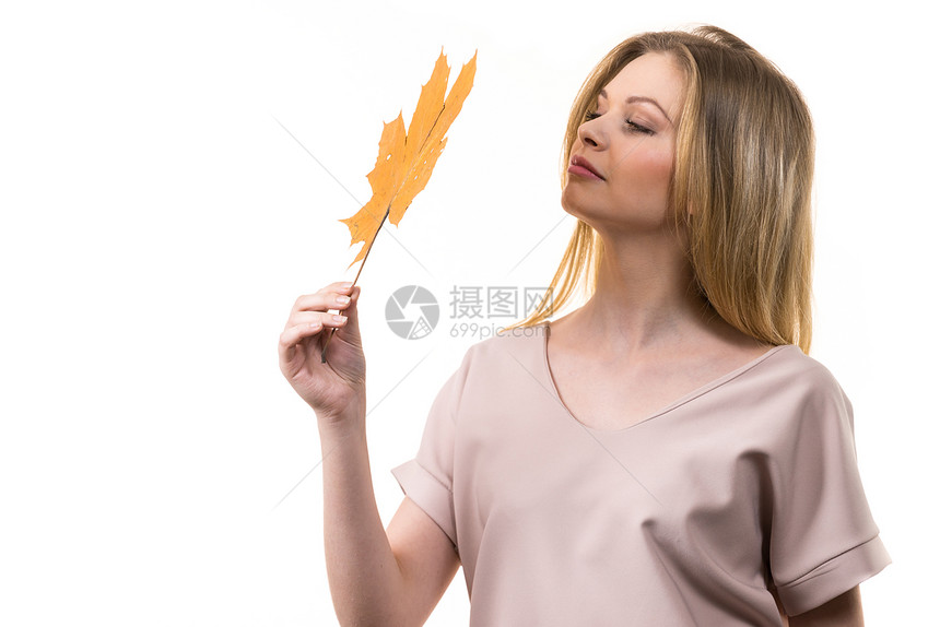 时尚的秋长发金发女孩手里着秋天干燥的枫叶秋天,季节预测女人手里着枫叶图片