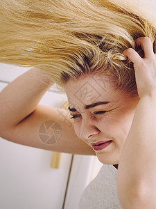 金发女人浴室油腻的油头发的问题女露出头皮,挠自己,脱发,头皮屑问题女金发问题图片