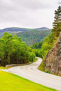 罗加兰县穿过青山的路挪威夏季景观挪威旅游景区路线Ryfylke公路穿过挪威的山脉背景