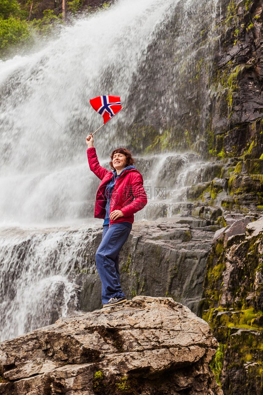 挪威的斯万达尔斯福森挪威的旅游妇女,挪威山区的强大瀑布旅游Ryfylke路线挪威瀑布svandalsfosse图片