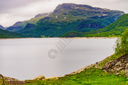 山中的湖泊,雾天挪威夏季景观挪威旅游景区路线Ryfylke挪威山区湖泊图片